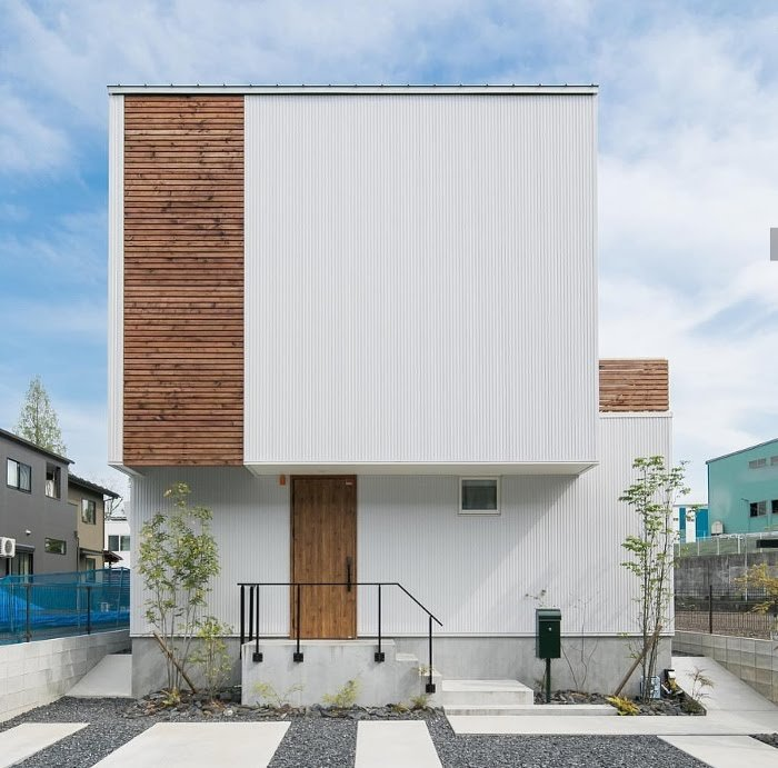 Desain Rumah 2 Lantai Dengan Gunakan tampilan kayu pada fasad rumah