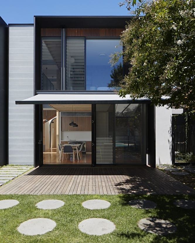 Desain Rumah 2 Lantai minimalis dengan penggunaan jalan setapak pada teras rumah