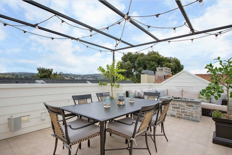 Desain Rumah 3 Lantai dengan Meja Makan