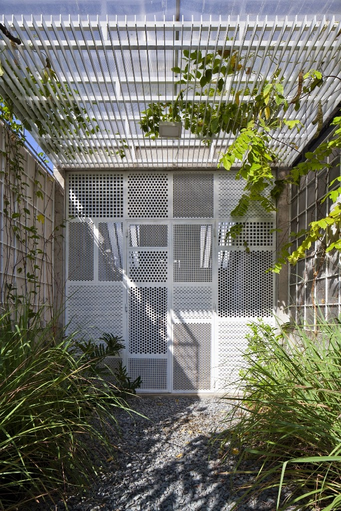 Desain Rumah 3 x 10 Meter dengan Beri pengaman pintu