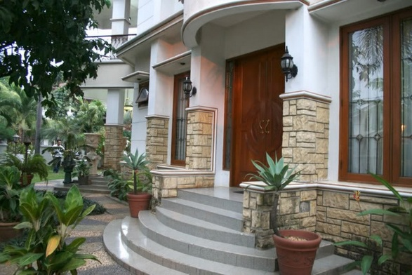 Desain Rumah 2 Lantai Berada di lahan yang agak tinggi