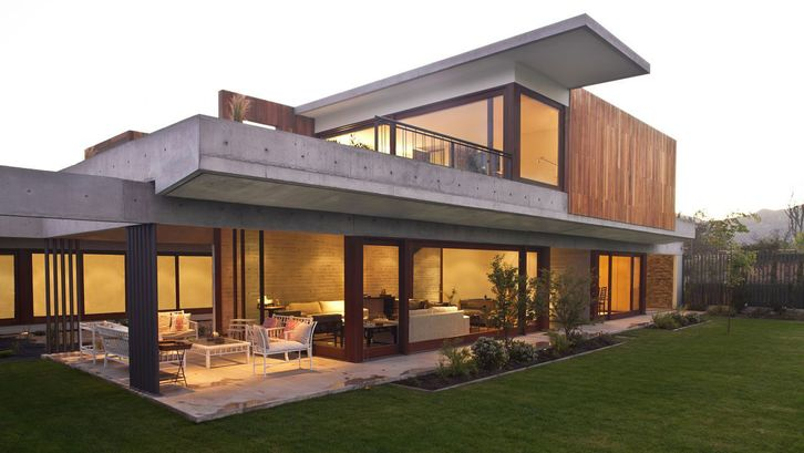 Desain Rumah Bertingkat Dengan Beranda yang luas