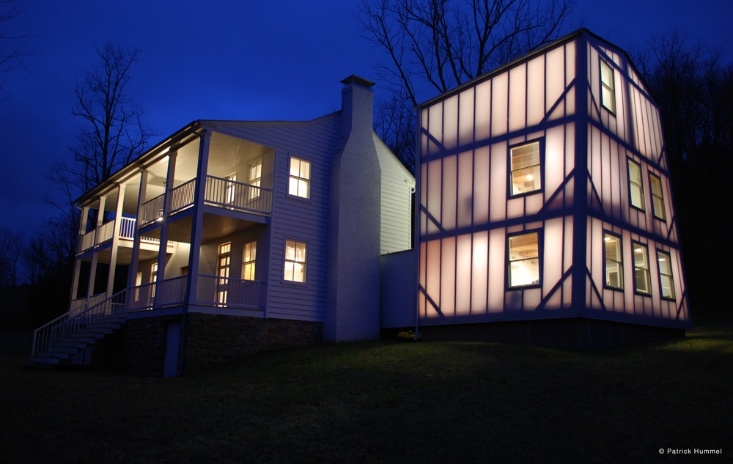 Desain rumah bertingkat dengan bergaya farmhouse