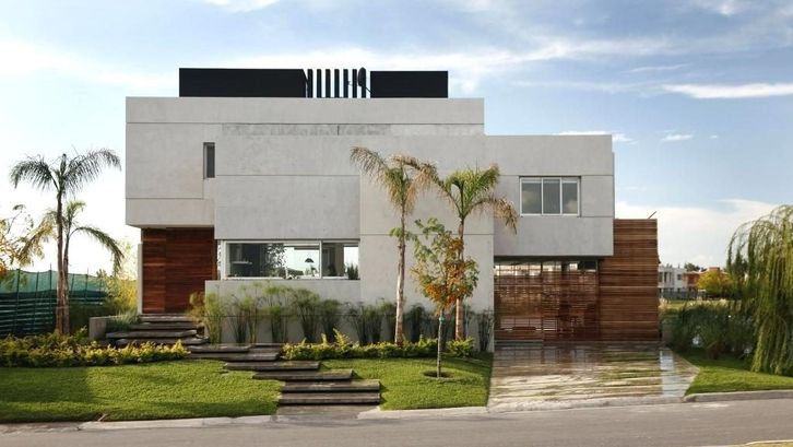 Desain Rumah Bertingkat Dengan Sentuhan aksen taman