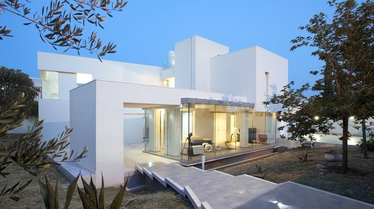 Desain Rumah bertingkat serba putih