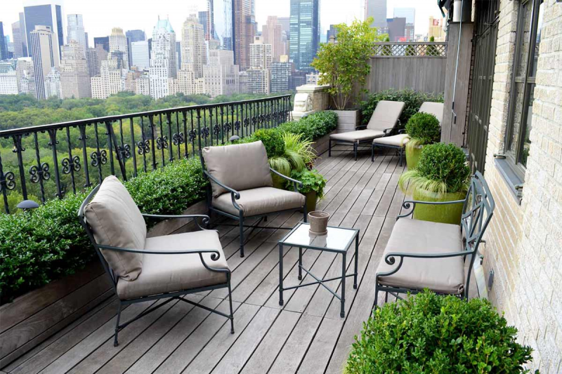 Desain Rumah dua lantai dengan Penggunaan balkon di lantai 2