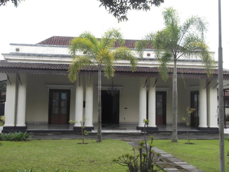 Desain Rumah gaya colonial di Kampung