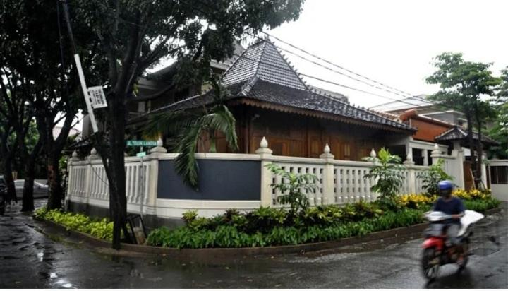 Desain rumah dengan suasana malam yang terlihat tenang