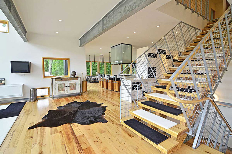 Desain Tangga di Rumah Industrial