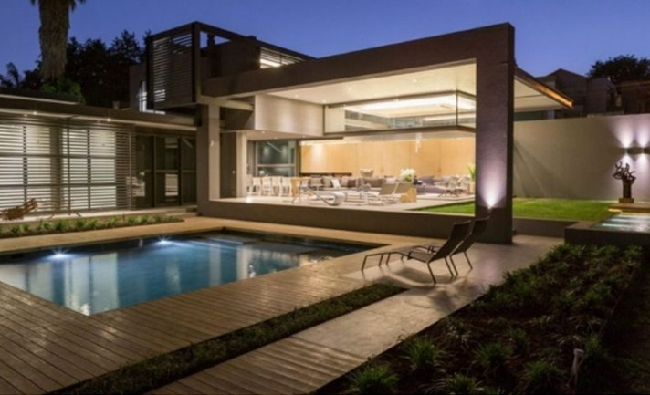 Desain Rumah 2 Lantai Mewah Dengan Teras dan Balkon Luas