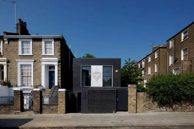 Rumah mungil 2 Lantai dengan Bata Hitam