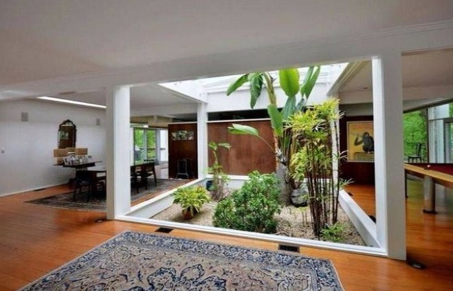 Rumah Tingkat Dengan Taman Indoor
