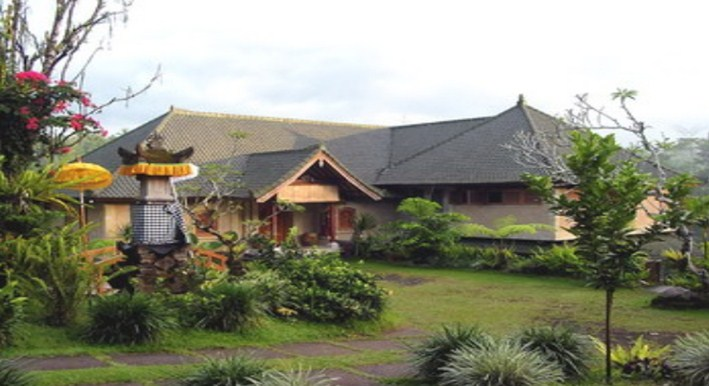 Desain Rumah Bali Halaman luas