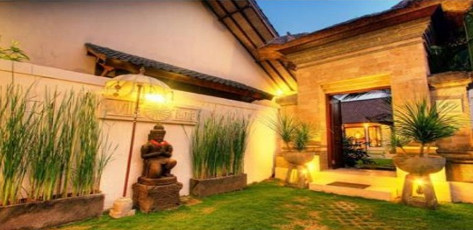Rumah dengan penempatan patung dan payung khas Bali