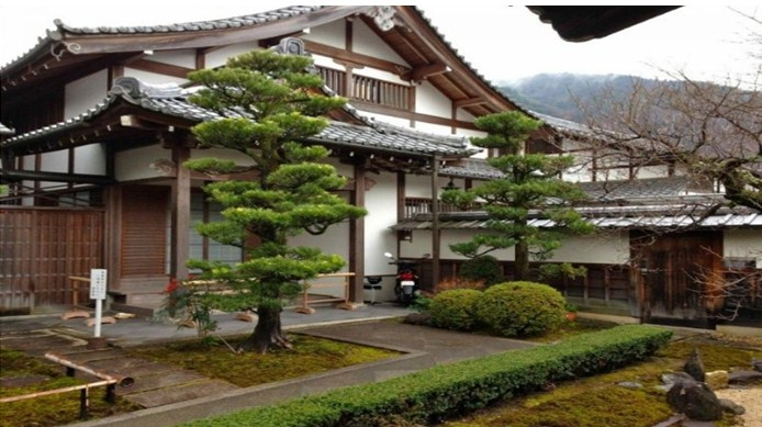 Rumah bambu dengan halaman luas ala jepang