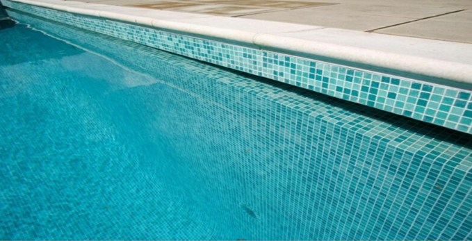 Desain kolam renang dengan finishing mosaic