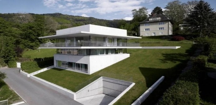 Desain Garasi yang tersembunyi pada rumah di tanah berundak