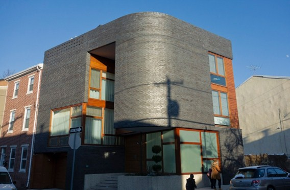 Desain rumah hook dengan dominasi baja hitam