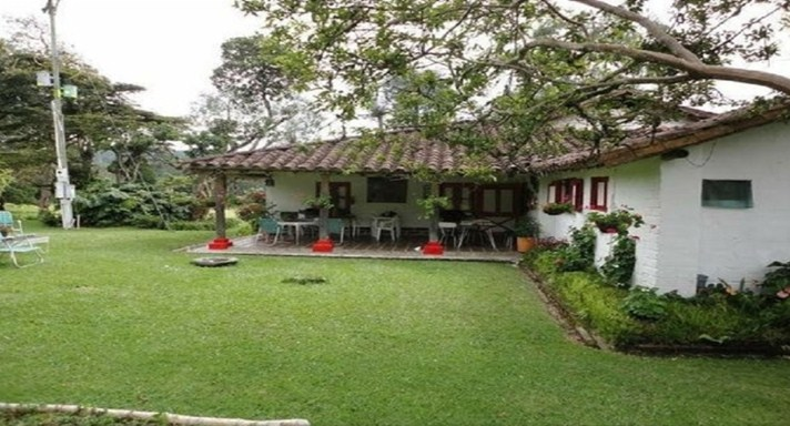 Rumah kampung dengan halaman luas