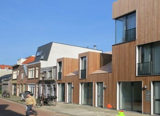 Desain Rumah Kayu Fasad Bergaris Tegas