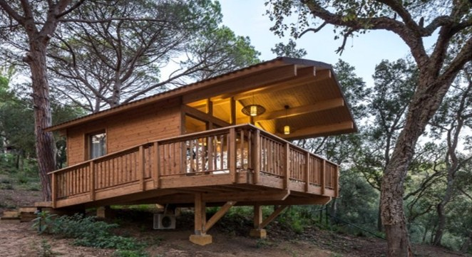 Model rumah kayu di hutan