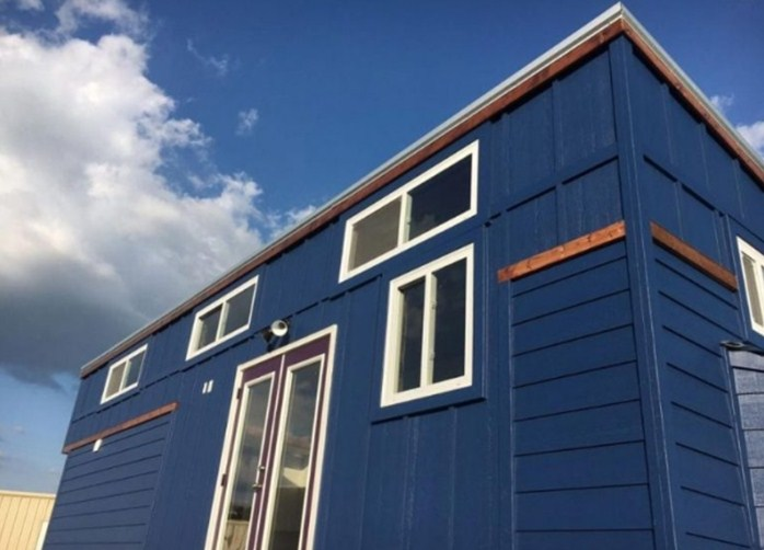 Desain rumah kayu warna biru yang terlihat eye-catching