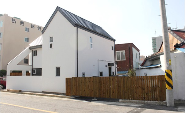 Desain Rumah Berpagar Kayu