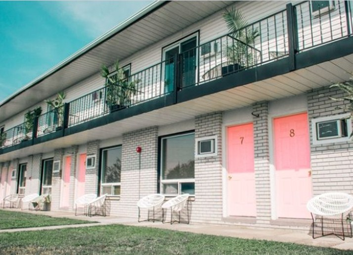 Kontrakan berdesain eksterior gaya Boho