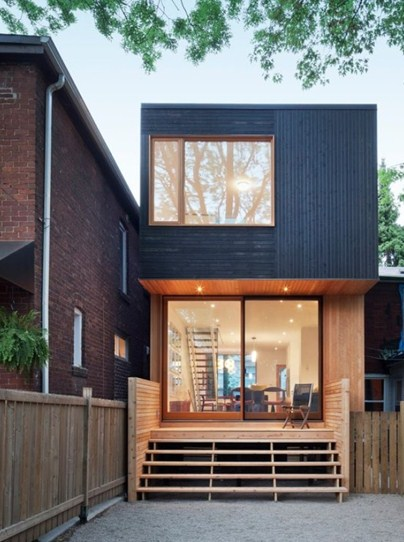 Desain Rumah Kombinasi warna hitam dan kayu