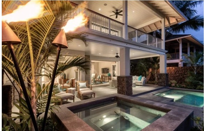 Desain Rumah Mewah Bagian Teras dan Balkon