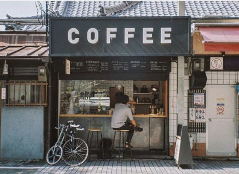 Dekorasi Cafe Minimalis pinggir jalan