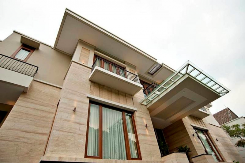 Rumah Dua Lantai Warna Coklat