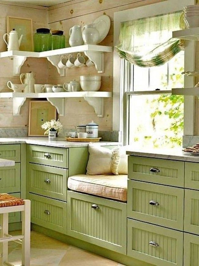 Warna hijau mendominasi dekorasi dapur di bawah ini. Terlihat dari warna kitchen set sampai pada semburat hijau gorden jendela. Namun yang membuat unik adalah cekungan di antara lemari dapur yang dapat dipakai untuk duduk