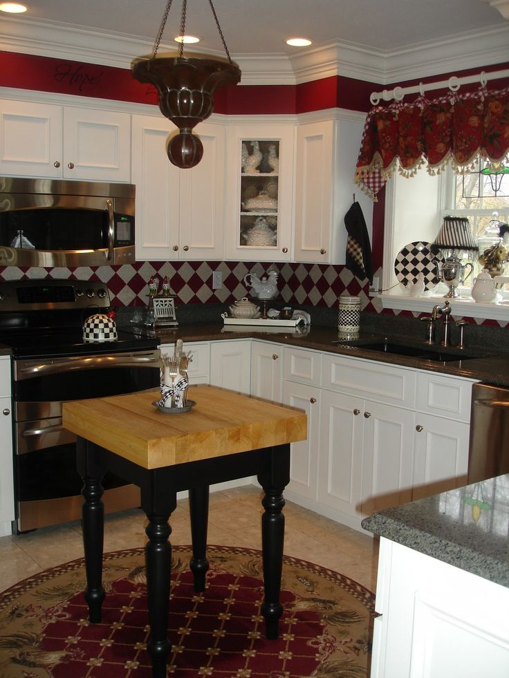 Warna putih dan merah memang menjadi salah satu perpaduan yang dapat membuat area dapur terlihat lebih indah. Dari pemilihan corak pada dinding hingga ke gorden lalu tidak lupa lampu dan hiasan dengan pola senada