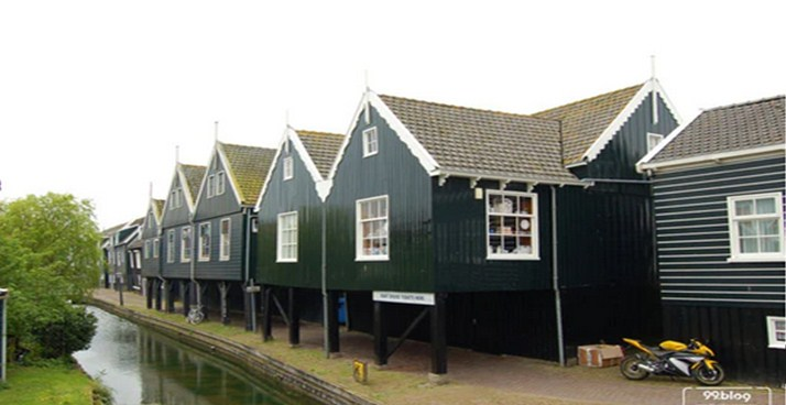 Desain Rumah Dengan Konstruksi Tiang yang Tinggi