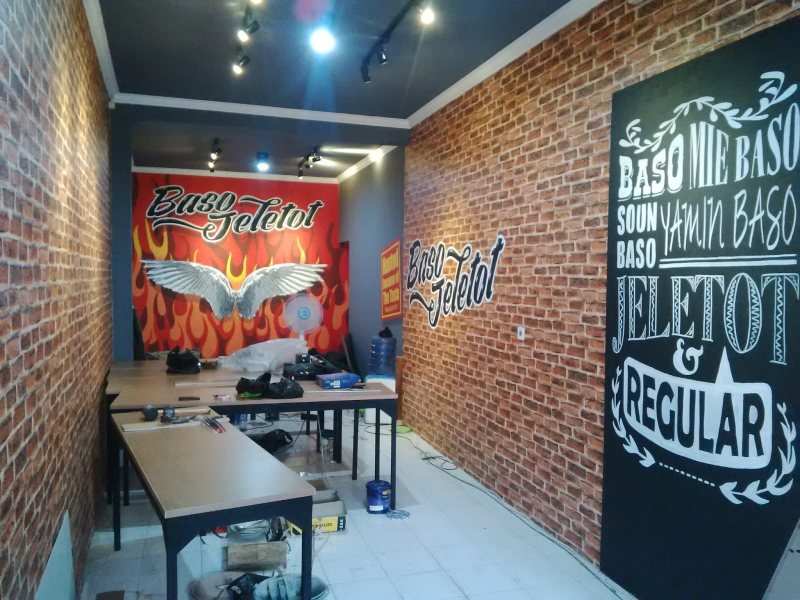 Wallpaper Dinding dan Tulisan di Dinding Cafe