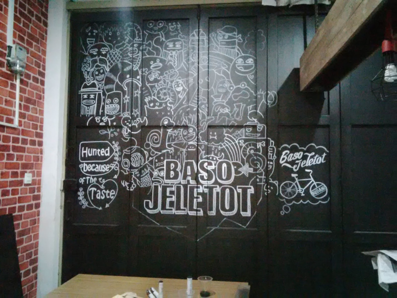 Desain tulisan di dinding cafe