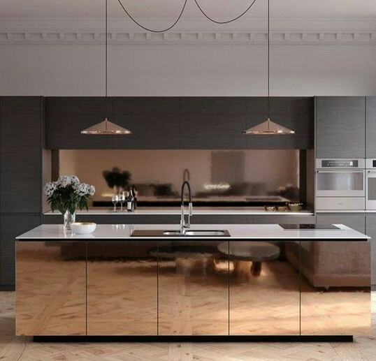 Finishing yang mengkilap pada bagian furnitur dapur kontras terlihat dengan aksen matte dan netral di sekelilingnya. Dapur anda yang sederhana tetap bisa terlihat trendi dan menarik dengan material tersebut