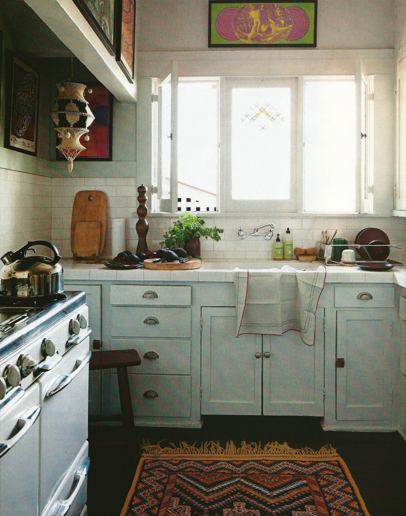 Kesan sederhana terpancar dari dapur ini karena tidak banyak terdapat lemari atau laci. Selain itu warna biru yang soft juga sesuai dengan dominasi putih pada dinding. Untuk hiasan, karpet bercorak bisa menjadi alternatif