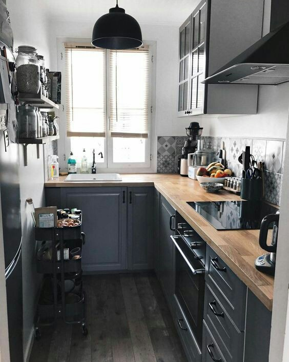 Pemilihan kitchen set dengan bentuk huruf L sangat pas untuk anda yang mempunyai luas dapur seperti di bawah ini. Pemilihan warna abu-abu dengan sentuhan kayu pada bagian countertop dijamin akan membuat anda betah di dapur
