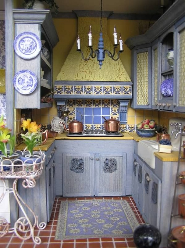 Ingin menciptakan kesan vintage? Anda bisa memilih desain kitchen set klasik dengan ukiran seperti di bawah ini. Tidak lupa corak pada bagian dinding dan penambahan lampu gantung yang melengkapi kesan vintage