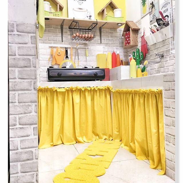 Siapa bilang kuning itu warna yang norak? Apabila anda menggabungkan dengan warna netral seperti putih, anda akan mendapatkan desain dapur kecil yang menarik. Akali area terbuka bawah meja dapur dengan menutupnya menggunakan tirai yang imut