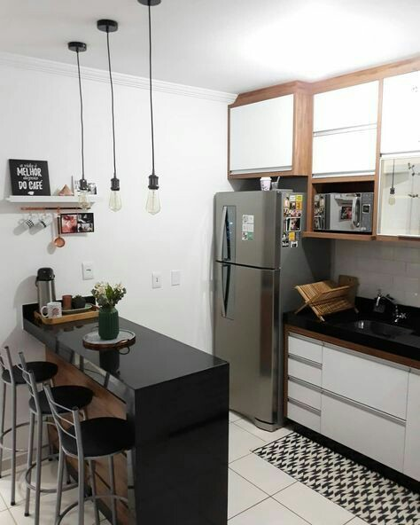 Dapur kecil yang satu ini sangat cocok untuk para pria lajang. Kombinasi hitam putih tidak pernah gagal membuat dapur terlihat trendi dan modern. Lampu gantung simpel dan sederhana juga bisa berfungsi sebagai hiasan dapur