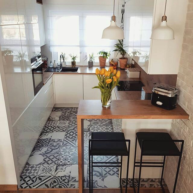 Warna putih pada dapur kecil anda dapat membuat ruang terlihat lebih luas, terlebih dengan lemari putih yang glossy tersebut. Untuk bagian lantai, corak ramai namun berwarna netral dapat menjadi alternatif