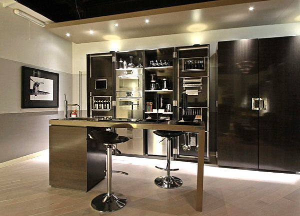 Warna hitam memang pas dipilih untuk minibar khususnya bagi pria lajang. Dengan furnitur yang serba guna untuk tempat menyimpan botol atau gelas anda tinggal menambahkan meja berwarna abu-abu untuk melengkapi