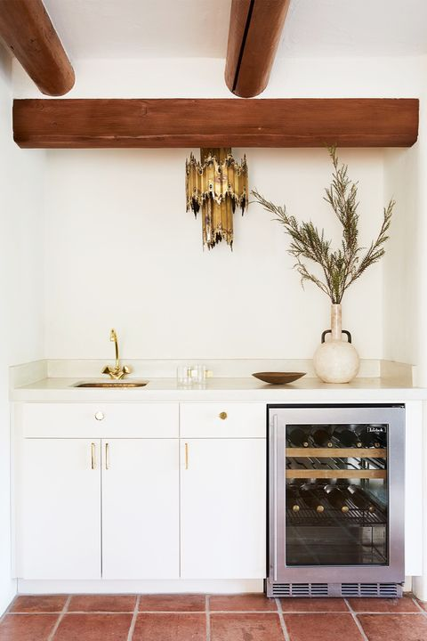 Tampilan simpel namun elegan untuk desain minibar anda