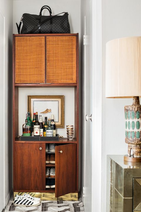 Ide minibar yang fungsional dan praktis untuk di rumah