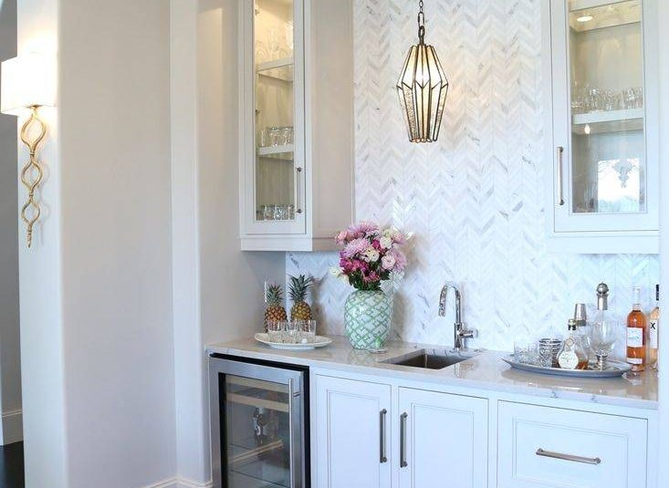 Apabila anda lebih suka suasana lebih soft untuk minibar, bisa memilih warna putih untuk furnitur. Warna ini berpadu sempurna dengan sentuhan pink dari bunga hias dan wallpaper dinding