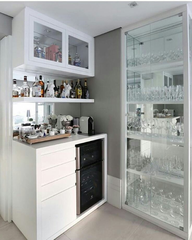 Minibar yang satu ini terlihat simpel hanya dengan lemari penyimpan botol, rak dengan warna senada dan lemari kaca yang dapat menarik perhatian para tamu yang datang ke rumah