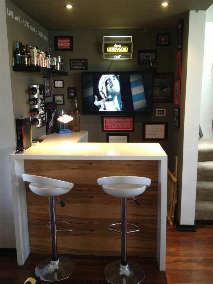 Membangun minibar di area yang sempit itu mungkin sekali. Dengan meja berbentuk L dan countertop dari marmer, anda bisa menambahkan televisi agar waktu minum anda tidak membosankan